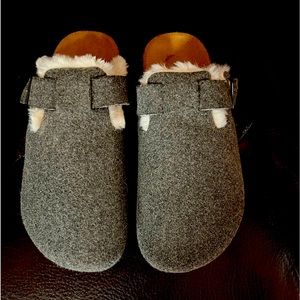 Woman’s Lined Slippers